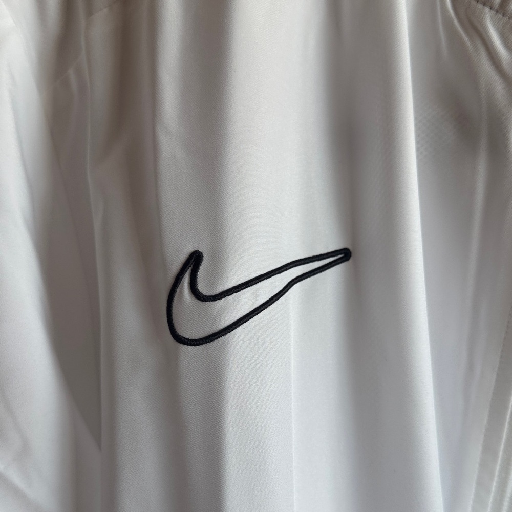 Nike Men's White and Black Windbreaker - Picture 8 of 8
